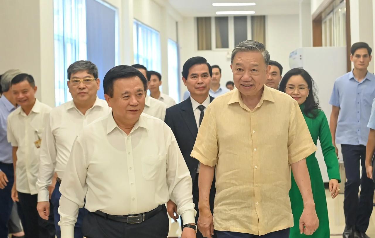 过分了！苏林第一次以教授和博士的身份，为越南第十四届中央委员后备干部上课，但这些