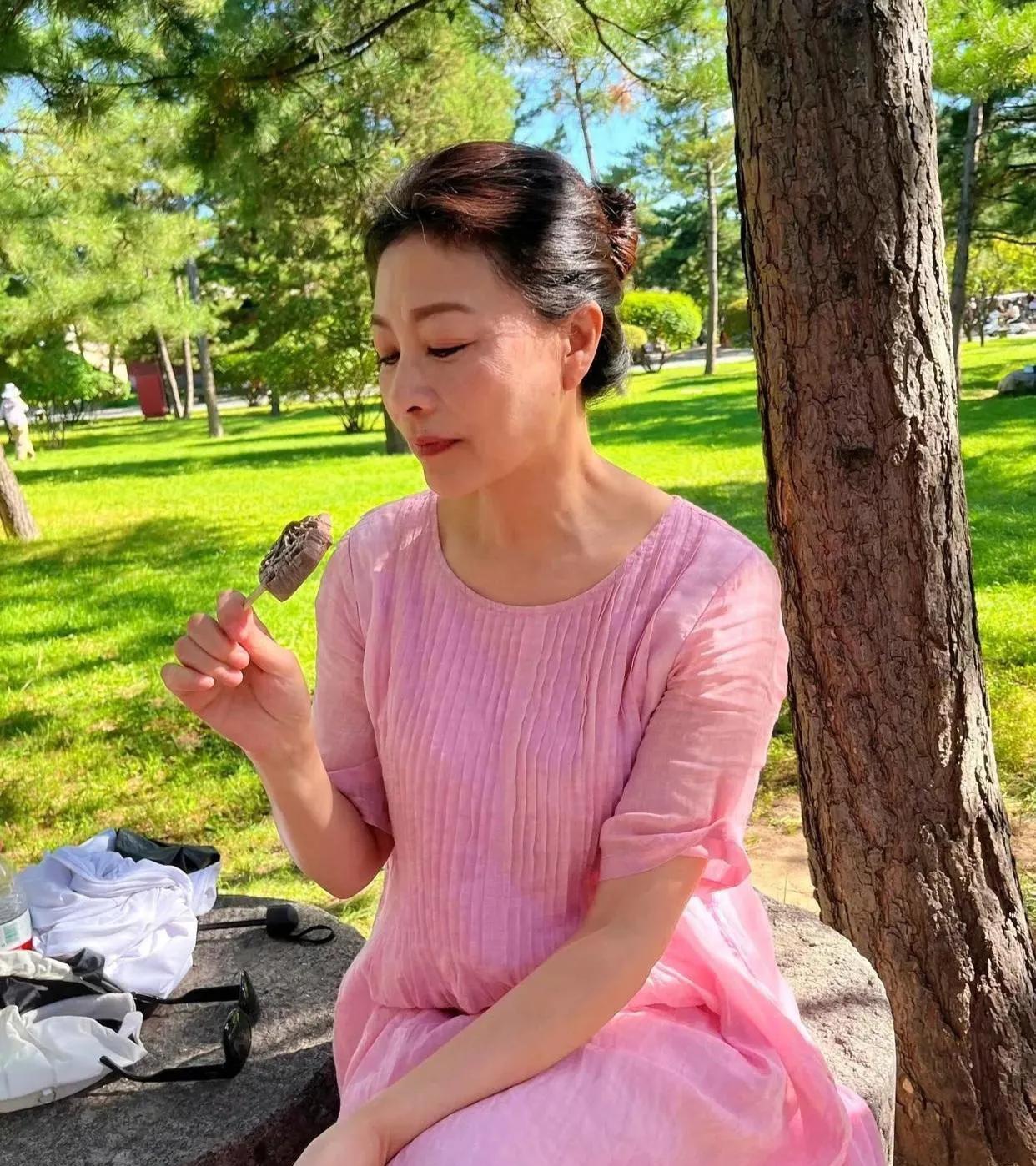 63岁的岳红，端庄大气！大气自然，年纪越大越有韵味！
