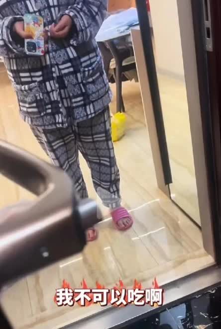 女子外卖到达后申请退款，结果退款了又把餐吃了，外卖员立刻回来索要外卖无果。