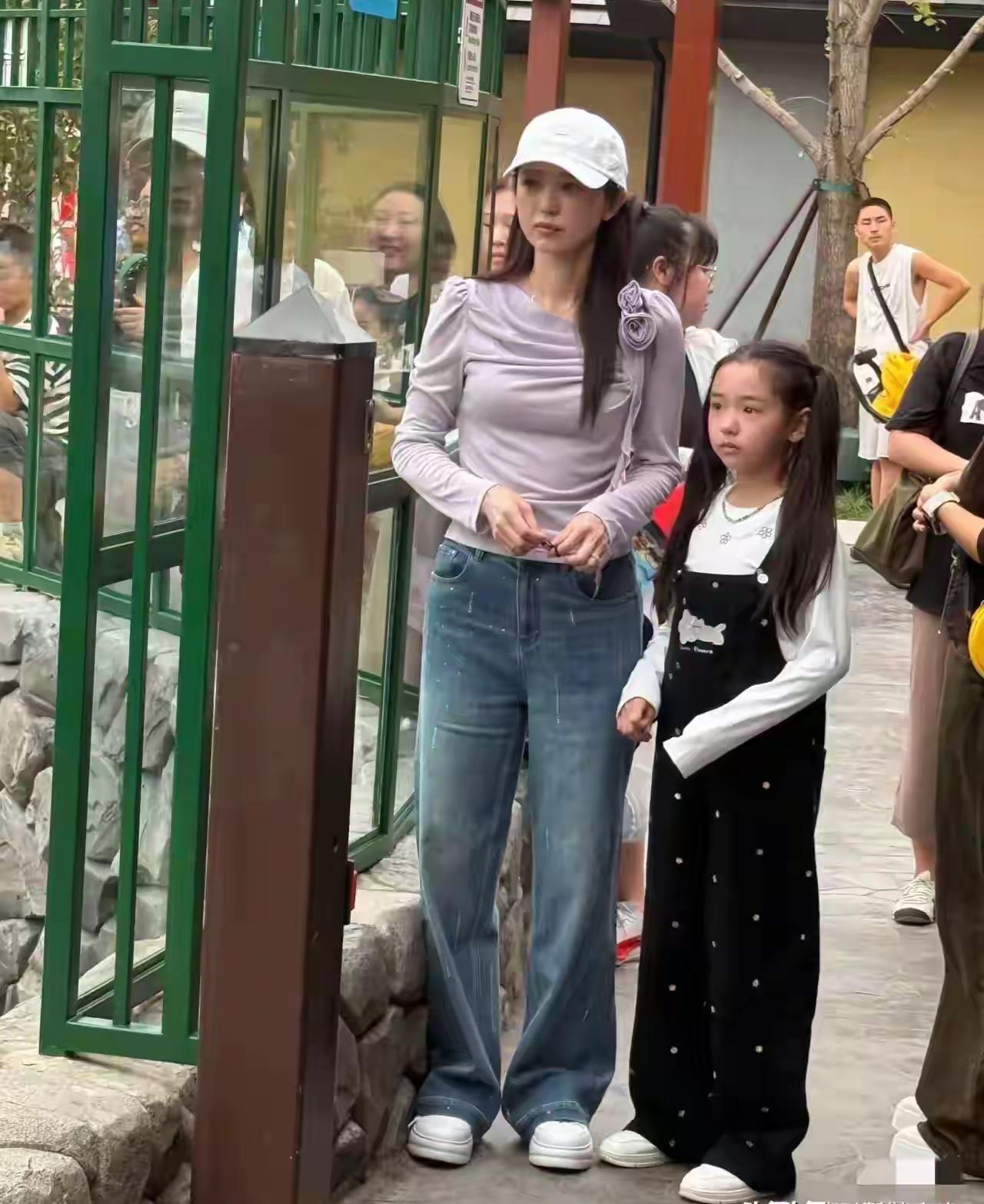 46岁！这样还被喷太普啊？董璇和小酒窝国庆出门被拍到生图，好多人说这么普，