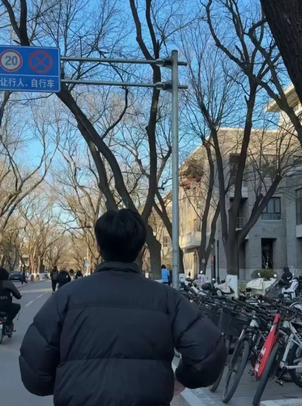 王楚钦这是什么天气，咋穿上大棉袄了，9.3号的照片9.5号才发出来，这家伙挺能藏
