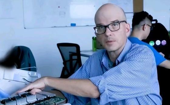 “美国不需要你，有本事你去中国啊！”2016年，戴维・布拉迪攥着被退回的项目报