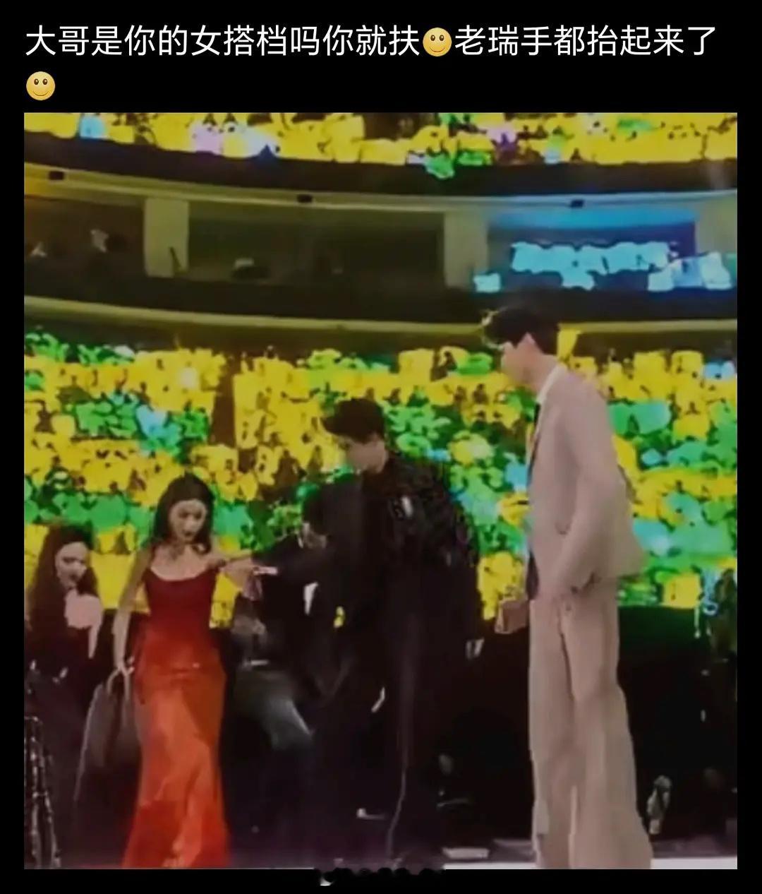 檀健次扶孟子义被cp粉审判了檀健次好心扶孟子义被说了😅，说真的光看这种图，感觉