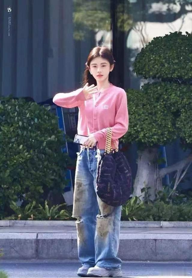 鞠婧祎素颜被拍，离开十级滤镜后，这状态你打几分？