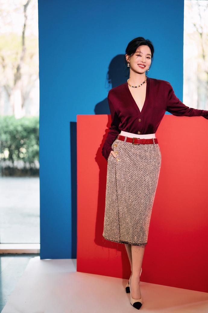 今天辛芷蕾在出席活动的时候搭配的非常靓丽，看起来年轻又时尚，气质超好。辛芷蕾