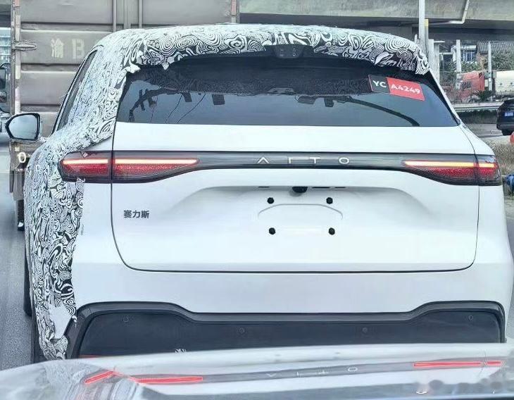 问界M6实车首曝，这波真的香✨白色实车亮相，4月上市稳了区别家族M7/8/9，定