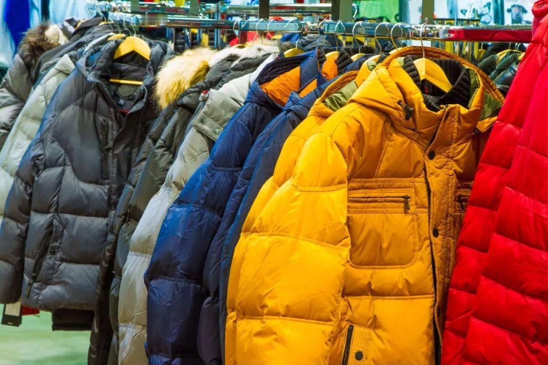 抓紧看看你的羽绒服！再贵的款没这几个字，可能都是劣质飞丝。中国羽绒工业协会提