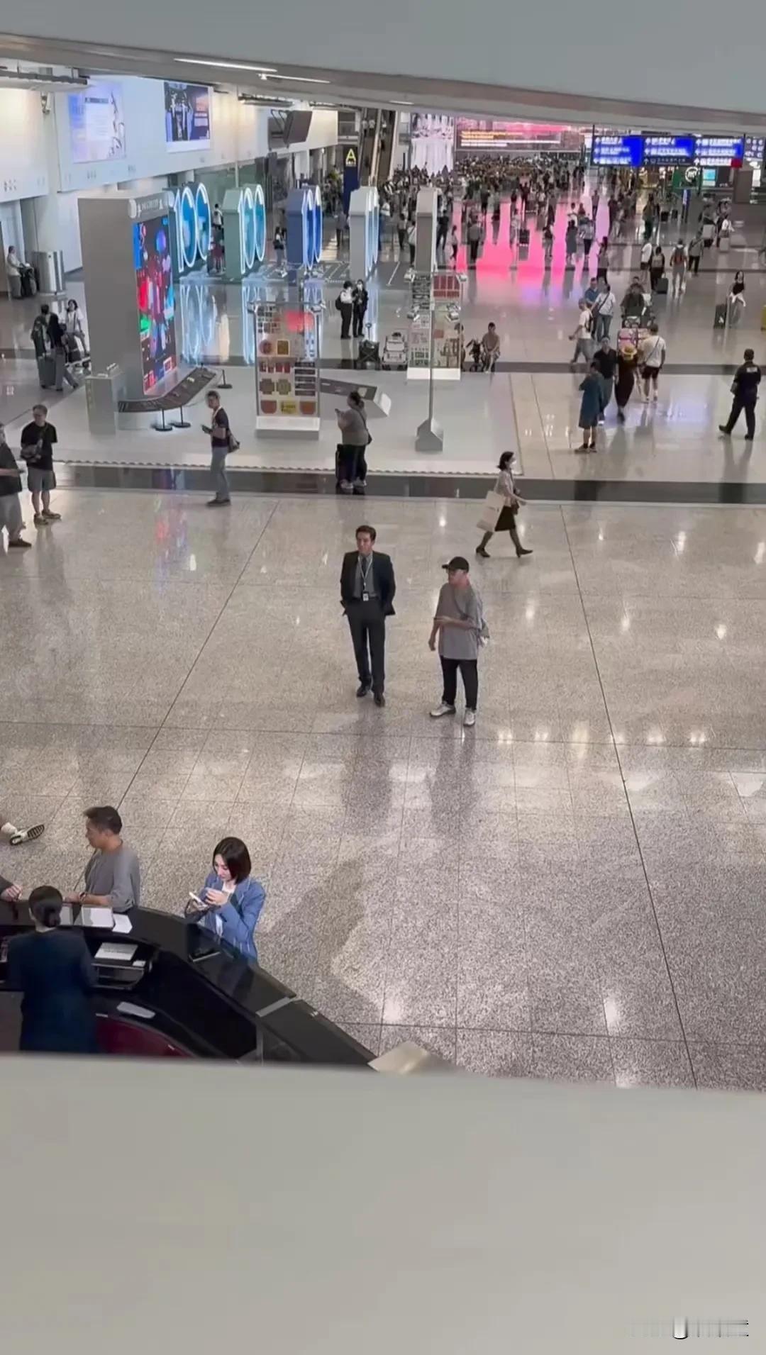 今天，不少人在香港机场目睹TVB正在拍摄《飞常日志2》。从第二层高处俯瞰，会发