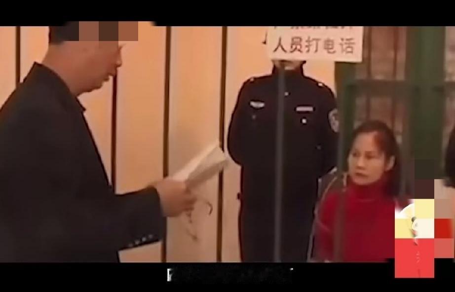 广西柳州的卢玉巧在发廊工作，因为长得漂亮，吸引了不少狂蜂浪蝶的追求。于是她就跟丈