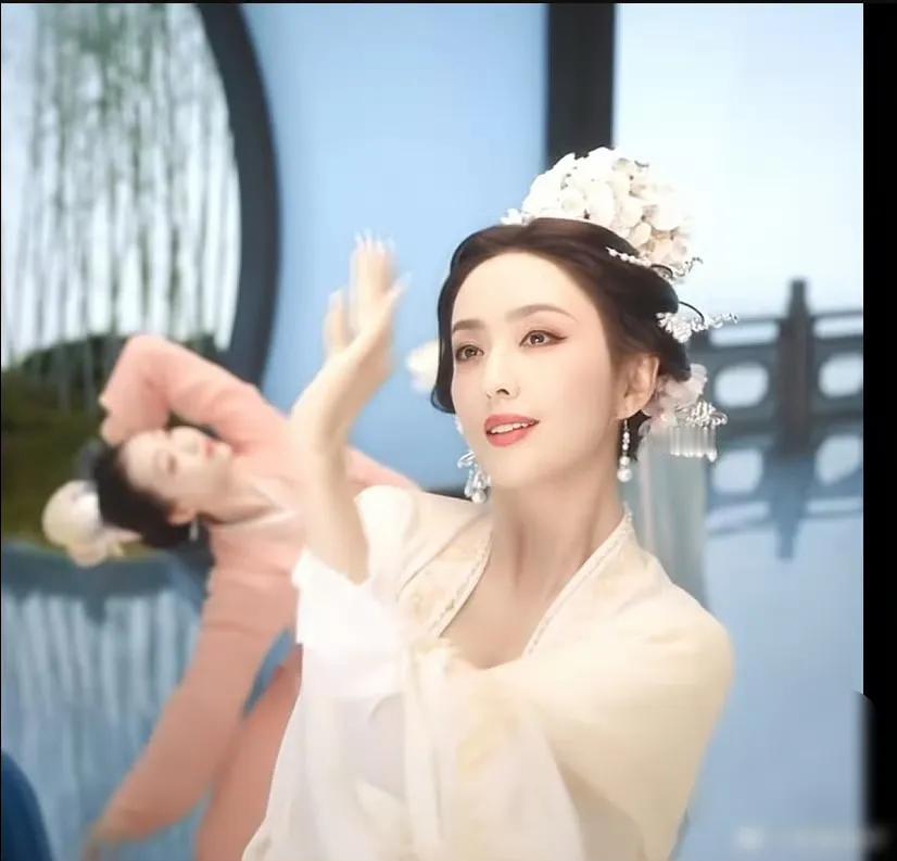 咱普通人瞅着啊，佟丽娅跳舞这情况挺有意思——就像有人天生会做饭，炒菜也行，但烙饼