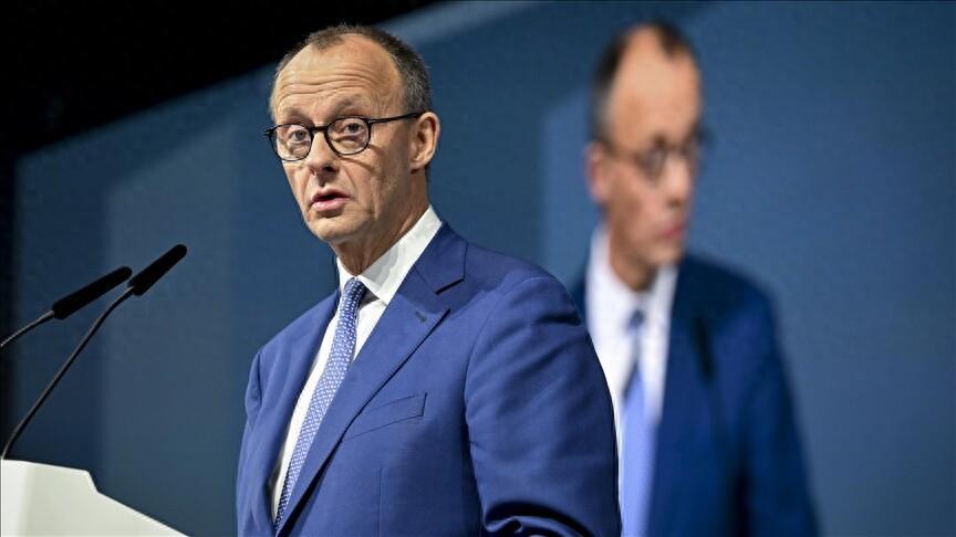 德国总理默茨近日在东德经济论坛上态度强硬：即便德国选择党民调高居第二、两党联手即