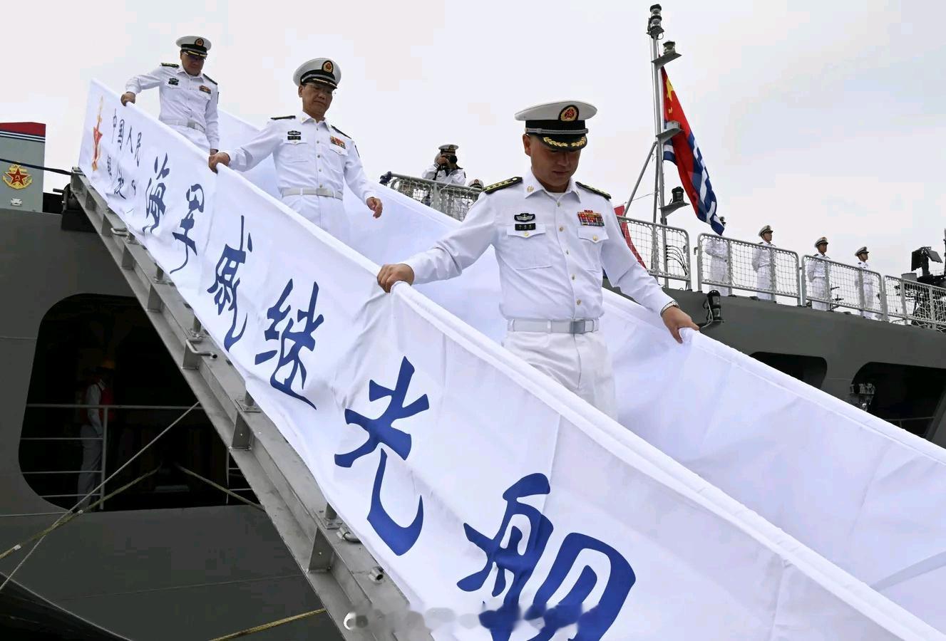 一开始国防部没说去哪，现在已知首站戚继光舰和昆仑山舰入列后首访俄罗斯又见艉靠式靠
