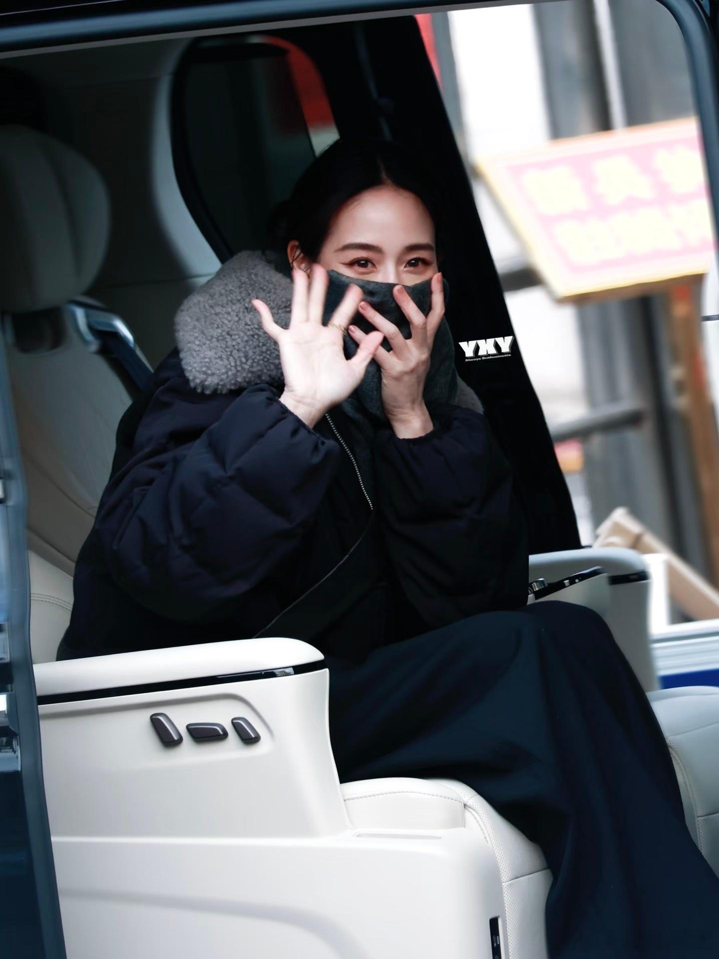 张钧甯穿搭出圈成这样了简直就是超高的人气啊，同款的师傅直接就已经没了，张钧甯穿