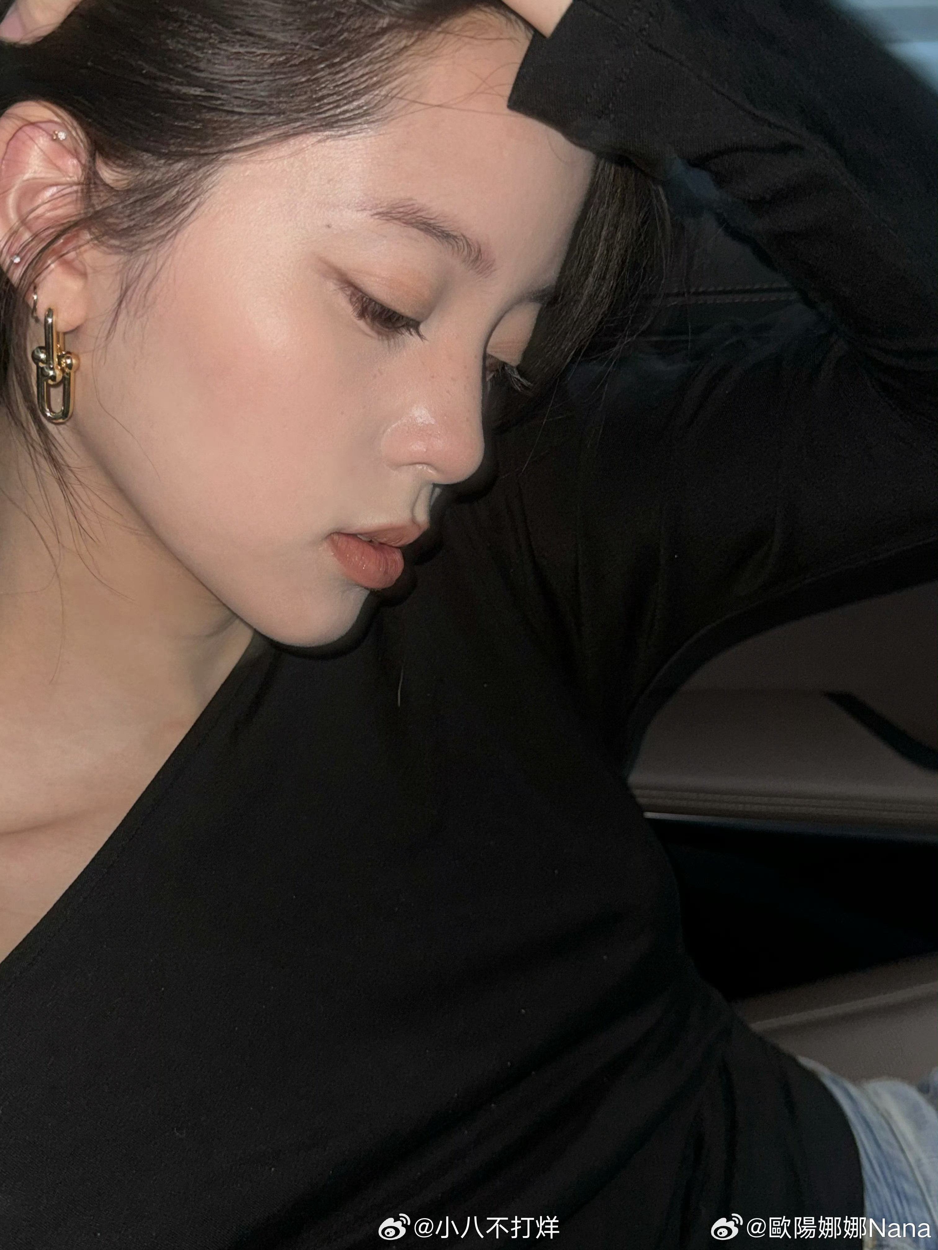 欧阳娜娜我认真搞音乐的女儿回来了的新鲜照片来啦黑色斜肩罩衫慵懒又随性，