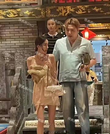 古力娜扎本人其实没有网上说得那么好看，有网友在泰国偶遇她，说她太瘦了，很干瘪，显