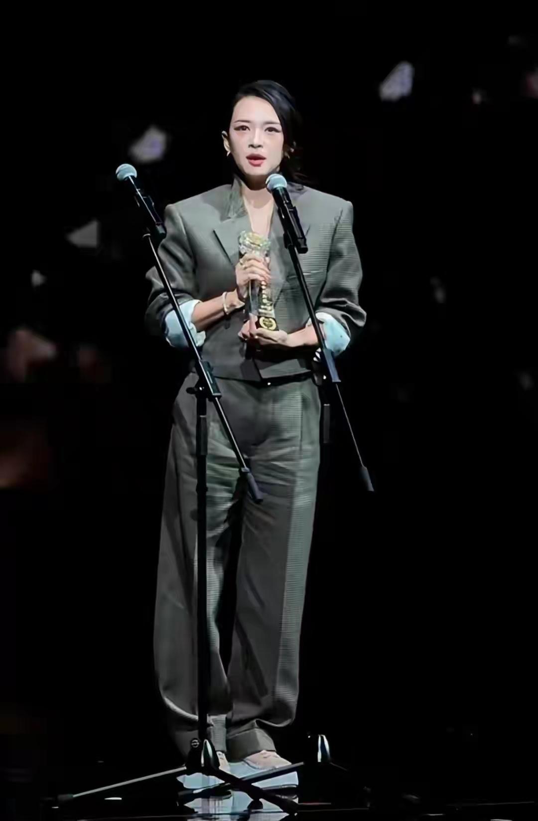 我的老爹呀，章子怡的裤子咋那么皱呀？章子怡，作为一个明星，站在领奖台上，裤子