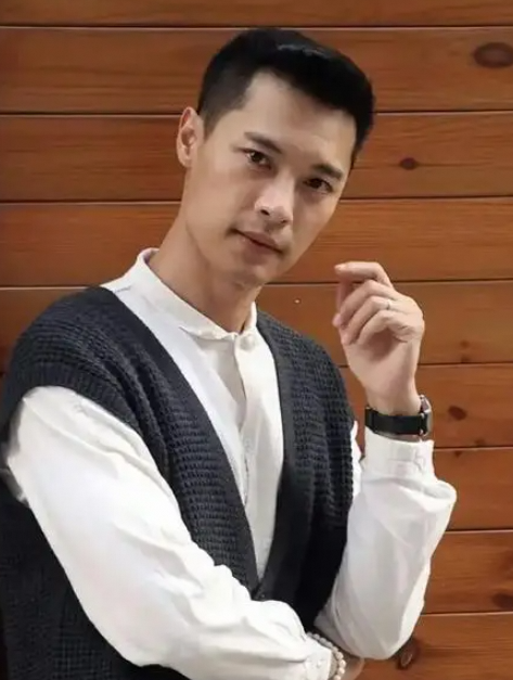 曾被TVB雪藏的小生，现身五月天演唱会现场当保安？