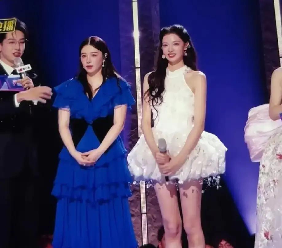 阚清子116斤被镜头拍成膀大腰圆，旁边女明星个个纸片人，对比惨烈。我刷到图那