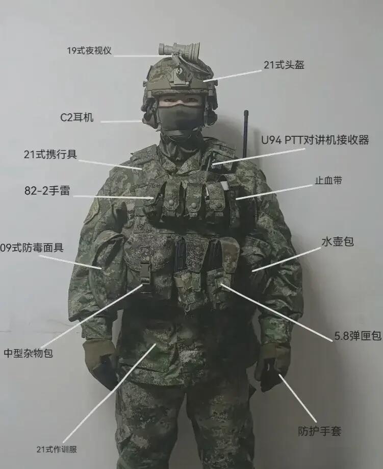 中国单兵作战服及装备简介：1、21式作训服：先进迷彩设计，隐蔽性强，透气性好，