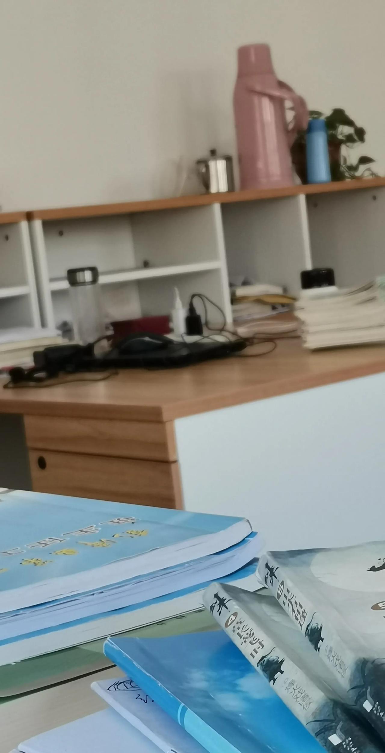 昨天儿子去同学家玩回来，到家后把自己反锁在房间，一副闷闷不乐的样子。吃晚饭时，