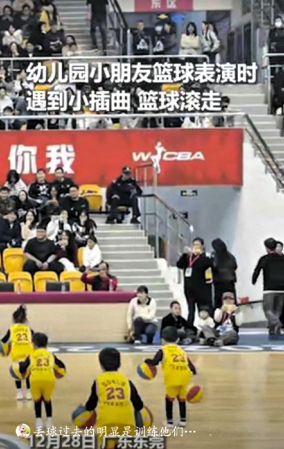“被人民日报点赞了！”东莞，一幼儿园小朋友在进行篮球表演时，不料，在表演过程中途