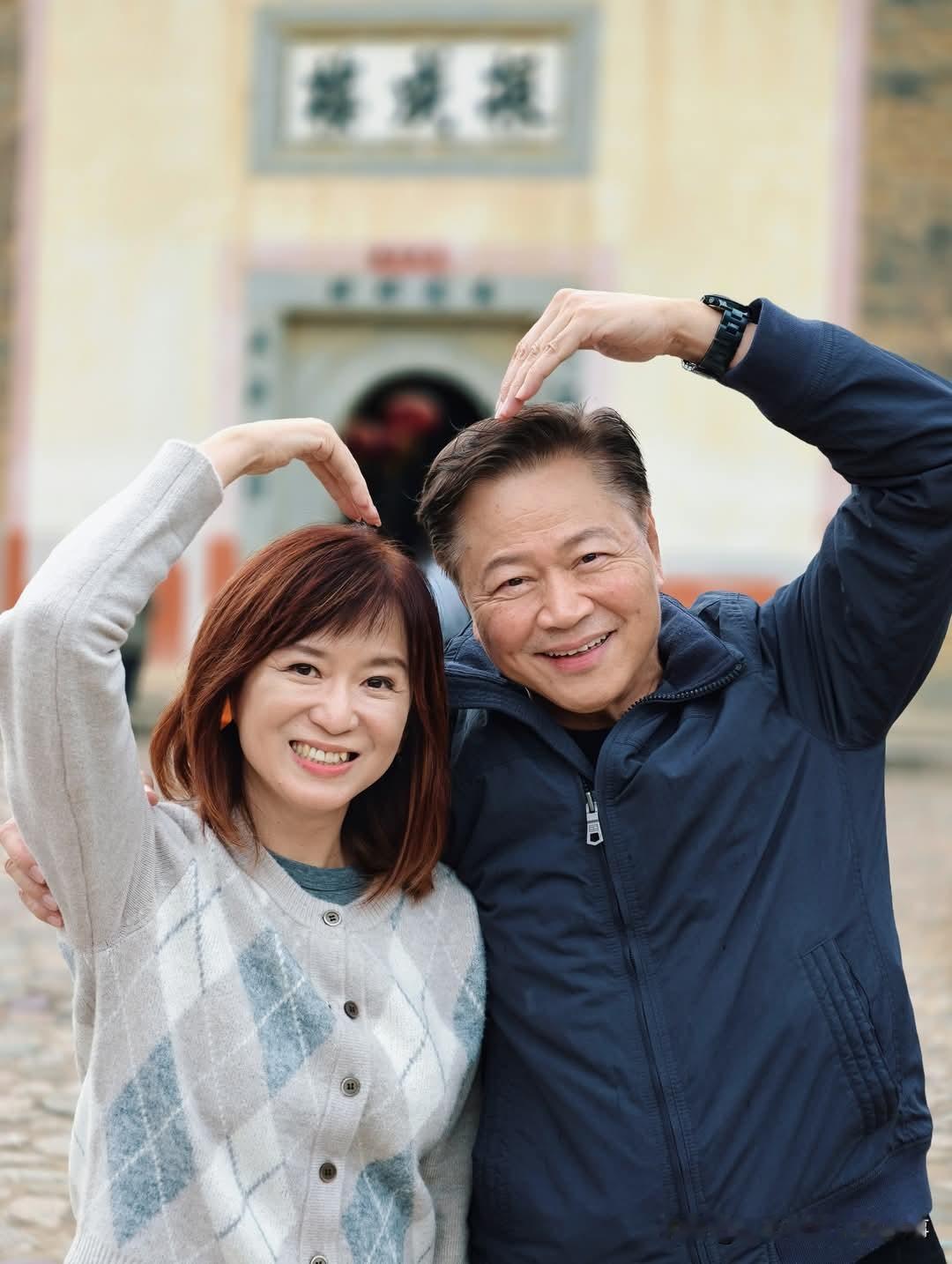 赖岳谦教授周玉琴主播福建土楼留念日前，台湾省知名媒体人赖岳谦教授偕夫人周玉琴主