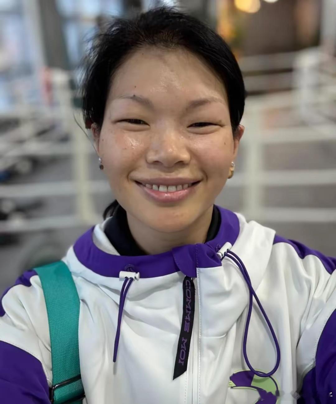 吕燕在德国陪儿子过六一，带儿子喝大杯啤酒，儿子11岁身高178了​​​