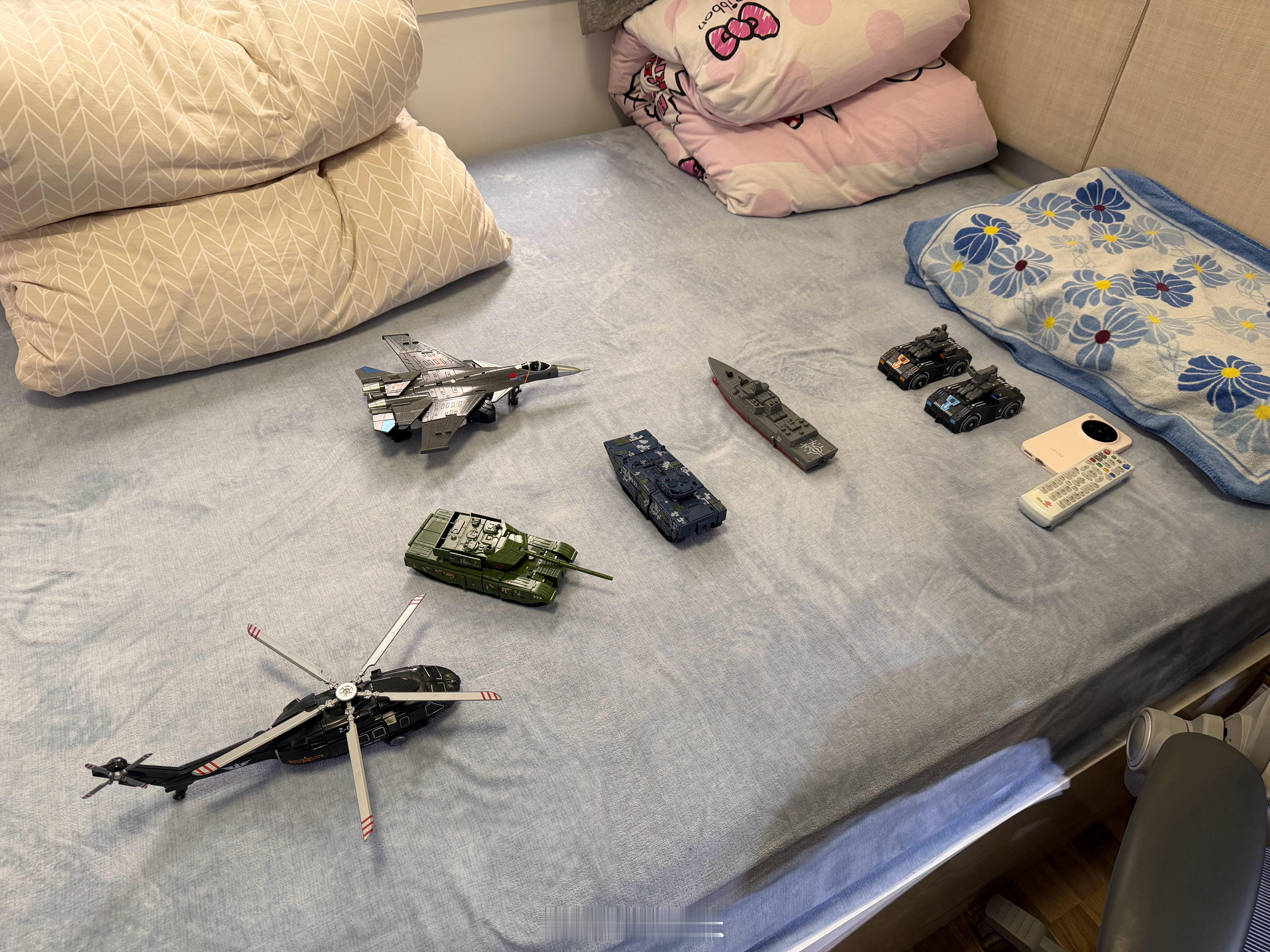 我就出去了下，床已经被“军事占领”了