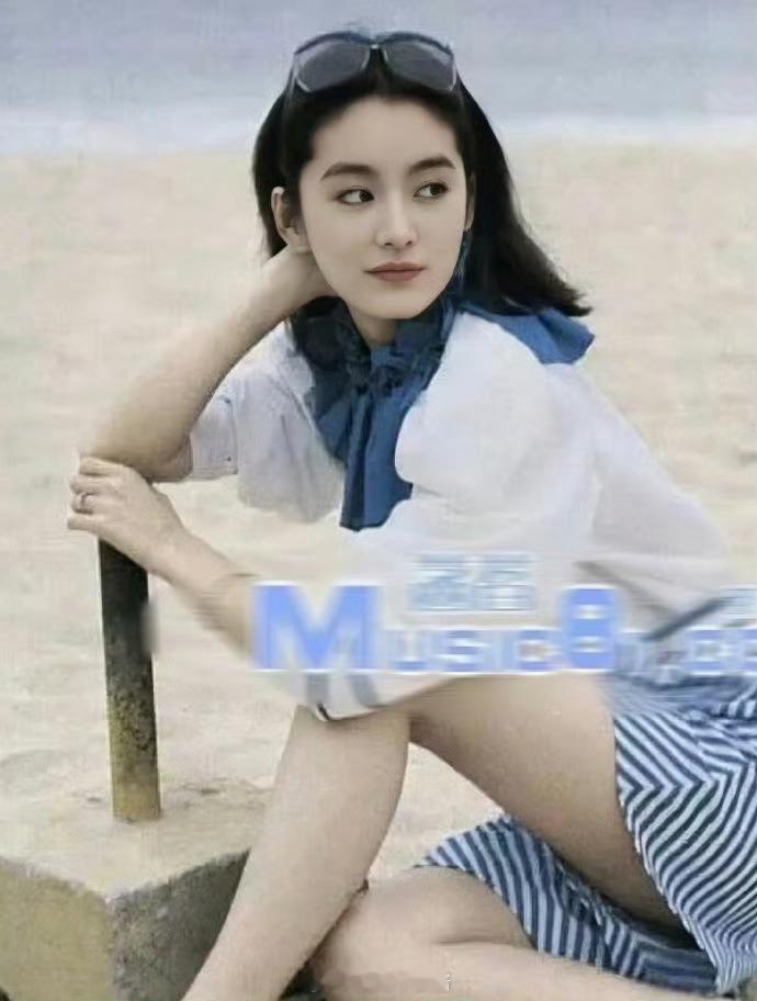 突然发现林青霞和刘亦菲长的好像，都是那种好权威好高级的脸，怪不得那么红