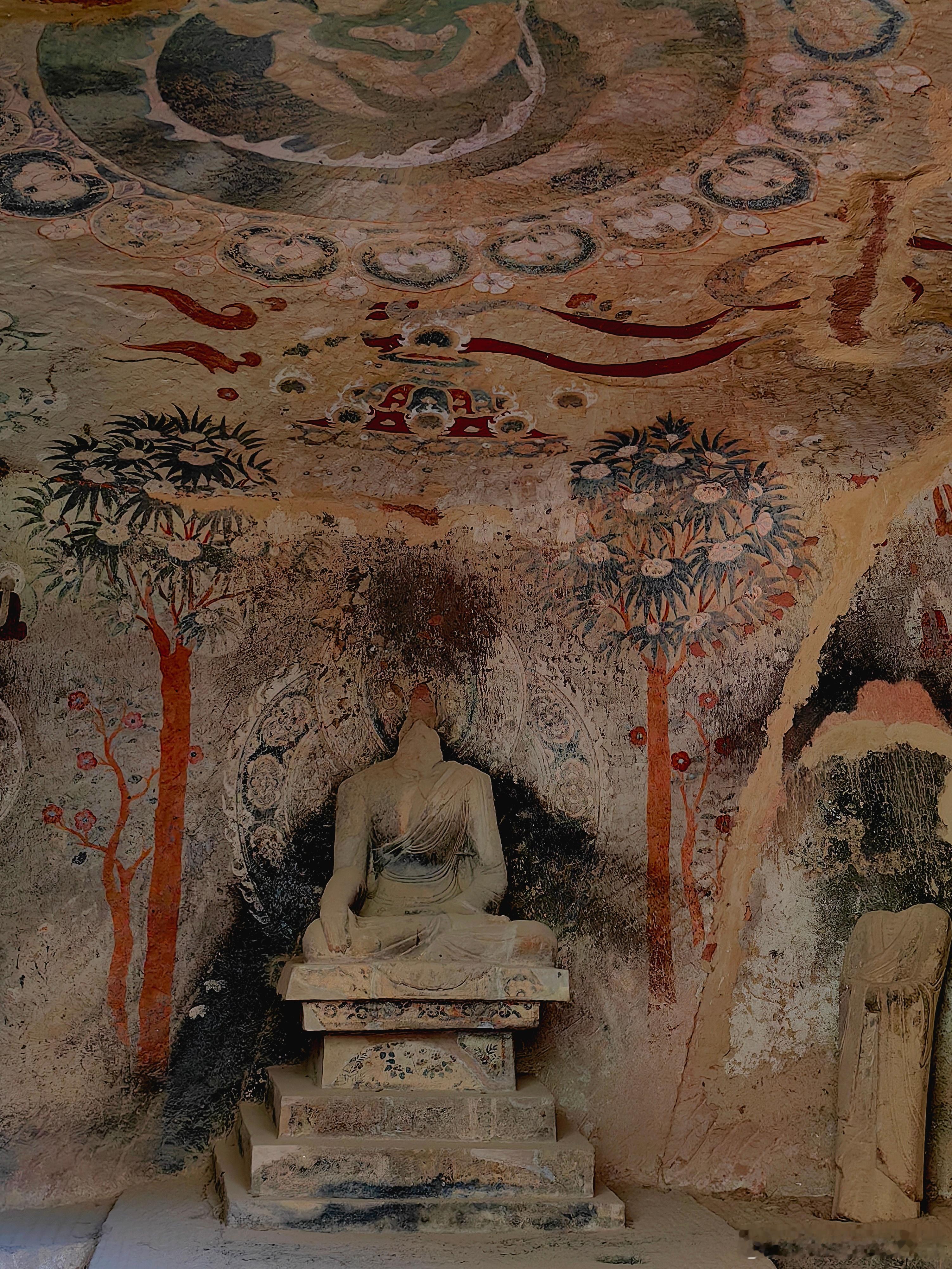 炳灵寺石窟位于甘肃临夏，依托黄河岸边砂岩崖壁开凿，兼具天然地形与