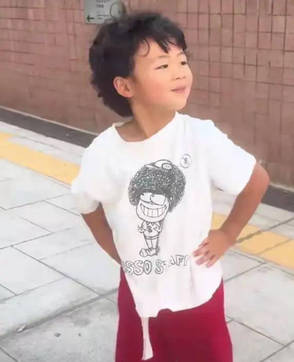 张晋昨天在社交平台晒出儿子鱼蛋的最新视频，五岁的小家伙简直是“行走的表情包”！只
