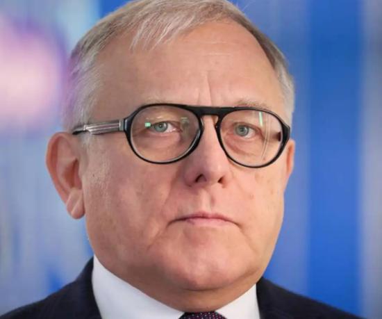 金正恩作出罕见举动，含泪给普京发了封唁电。 12月9日，朝鲜领导人金正恩就俄