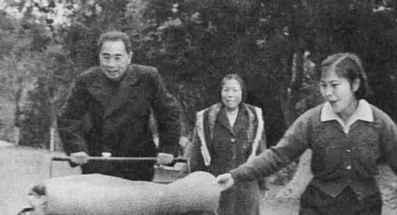 1959年，周总理在广州从化温泉陪邓颖超散步时，看到一名女工吃力地蹬着载满毛毯的