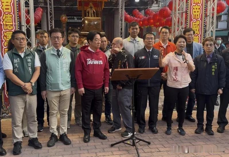 台湾省台南市长黄伟哲今天上午陪同赖清德跑台南发福袋行程，在两人中间的祀典武庙主委