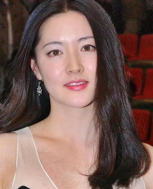 之前很喜欢李英爱啊，觉得长得很漂亮，氧气美女。还嫁给富豪生龙凤胎，简直人生赢家。
