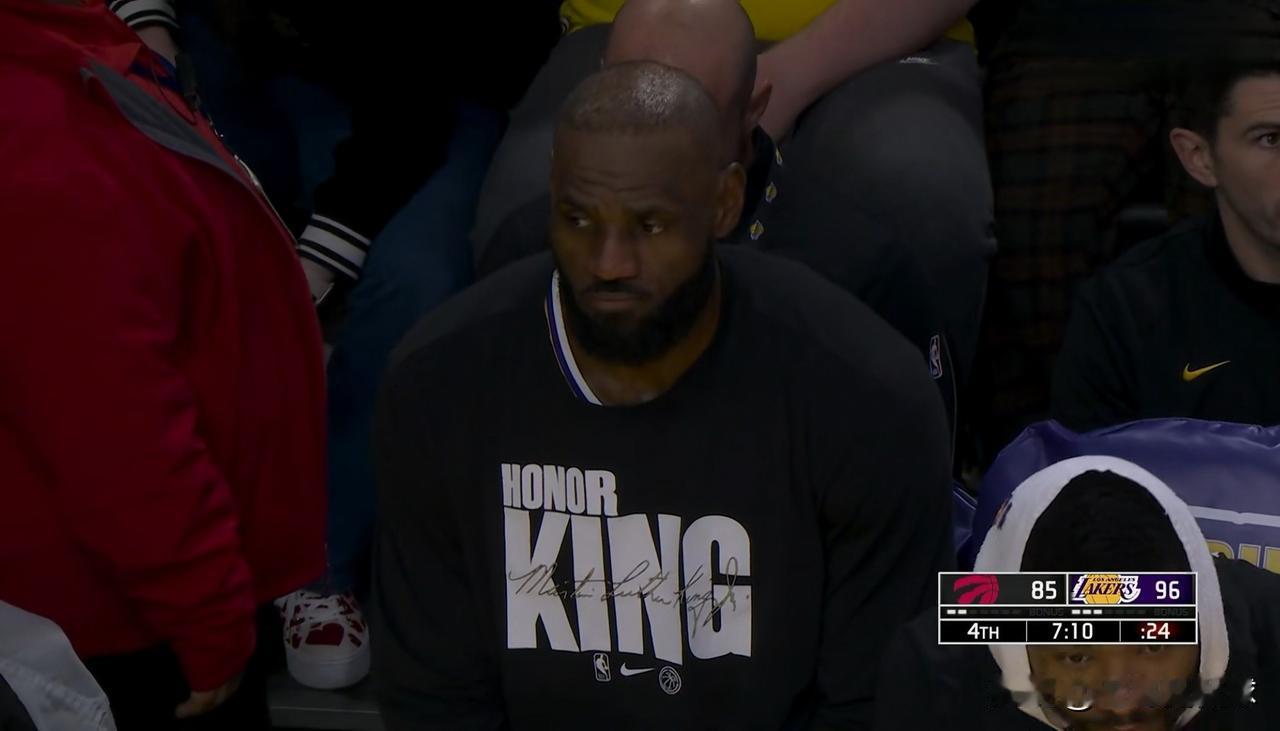 湖人超级巨星詹姆斯真是让人捉摸不透！在今天湖人主场迎战猛龙的比赛中，当时比赛进行