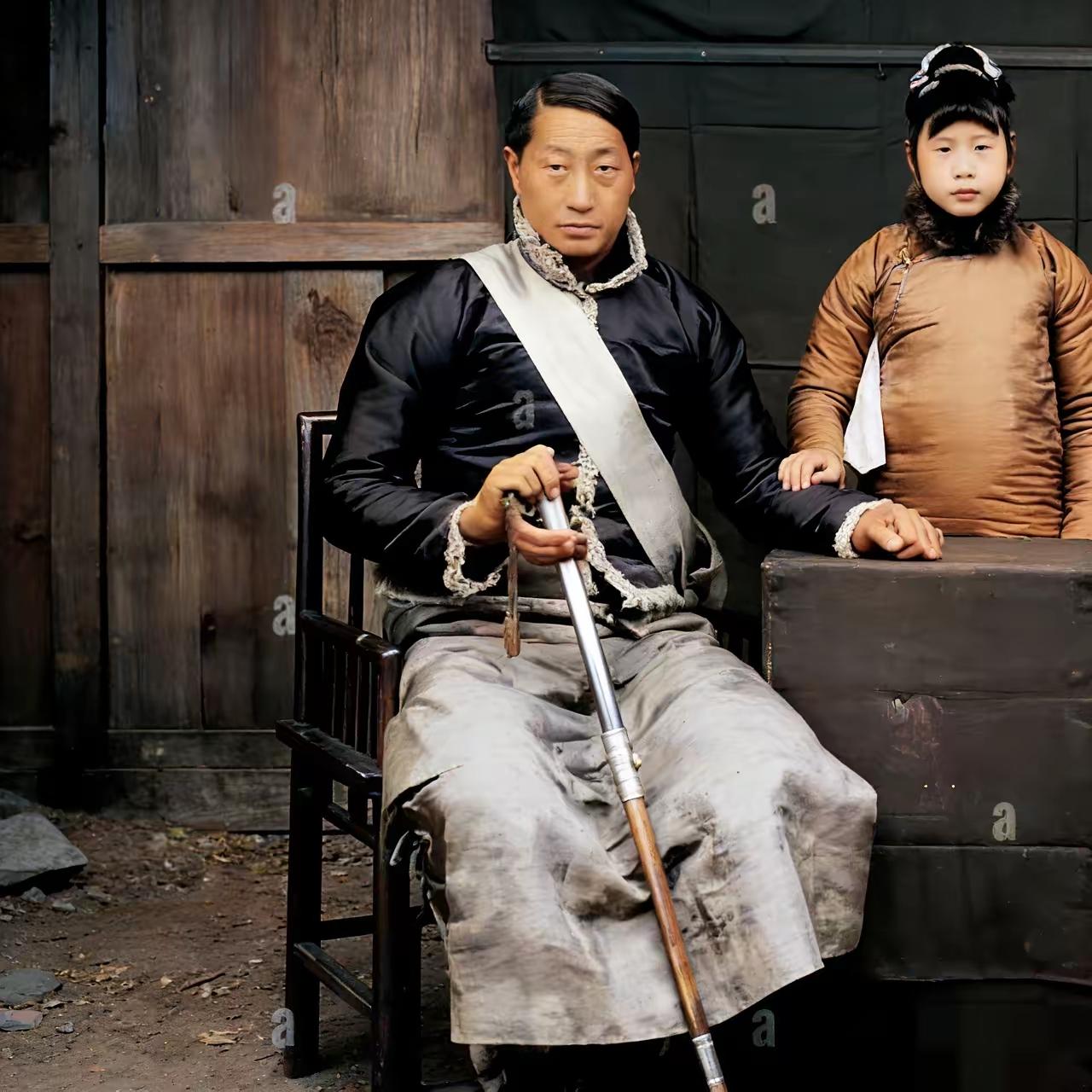 1912年，四川总督尹昌衡与妻子，留下了一张罕见合影。这张照片的反差格外鲜明——