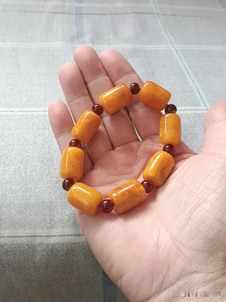 发现没？街上只见有回收贵金属的店铺，却不见有回收玉石的店。你买个金镯子、