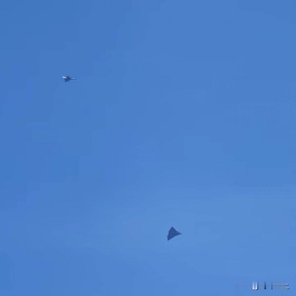 第三架银杏叶升空，待遇肉眼可见变低，只有歼10护航银杏叶的进度比想象中还快，继