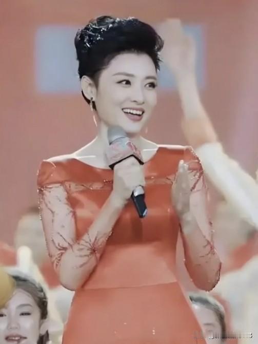 聚光灯映着周涛舒展的笑颜，她用温润大气的语调串起舞台万千光景，端庄从容里藏着柔婉