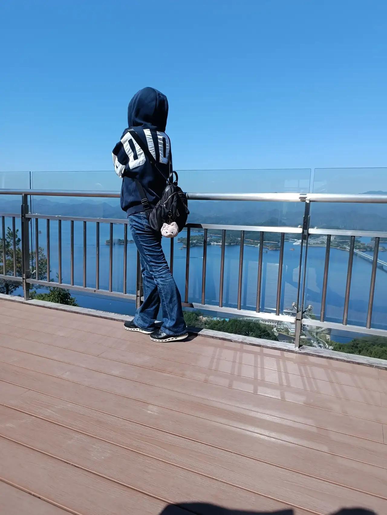 2025年国庆节最开心的旅行是去杭州千岛湖了。千岛湖位于杭州向西淳安县内，穿流而