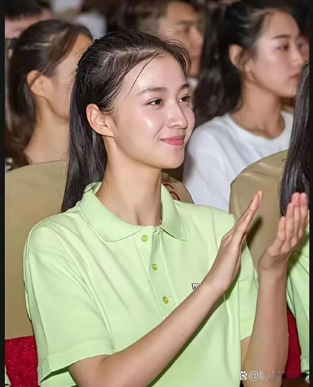 学生时期的王楚然妥妥纯欲感拉满，素颜颜值依旧出众，不愧是从小美到大的校花。