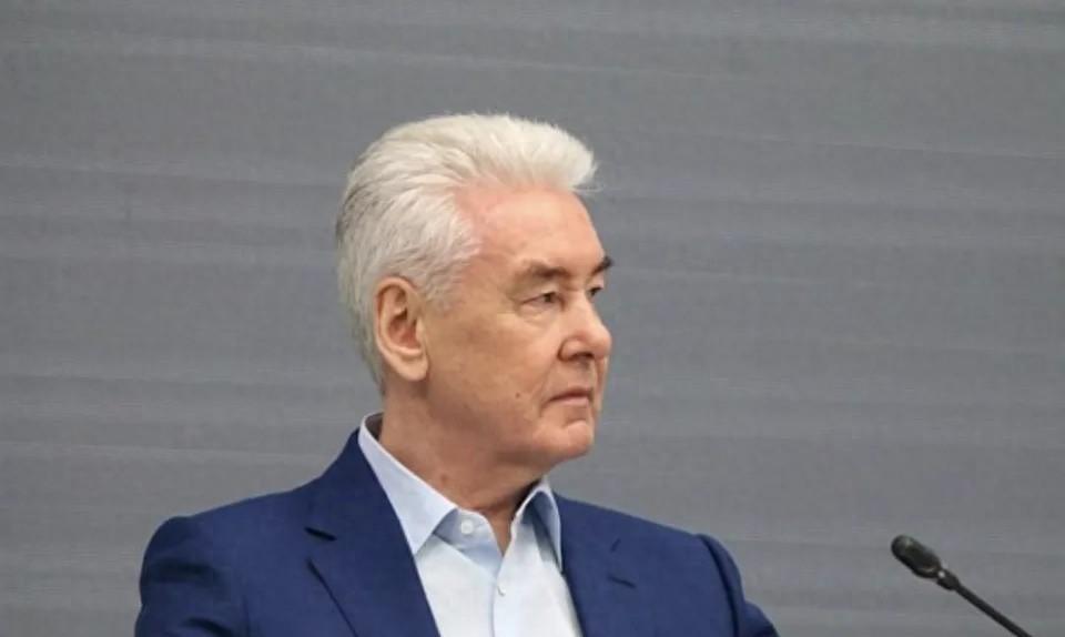 连续四天，莫斯科夜空被200多架自杀式无人机撕碎，这座号称防空严密的首都，竟