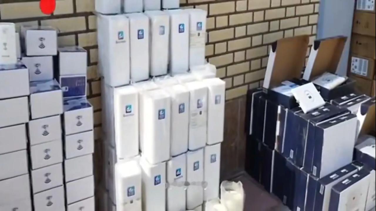 伊朗安全部门查获的大批美国情报部门向伊朗走私的“星链”卫星通信设备。在伊朗动乱初