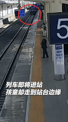 “他退休金高点我不眼红！”火车进站瞬间，一男孩却突然冲向站台边缘！不料，60岁客