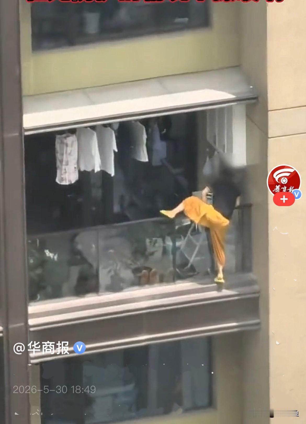 这真是狠人……浙江一女子所住的楼层有20层，为了擦阳台玻璃隔断外侧，她居然穿着