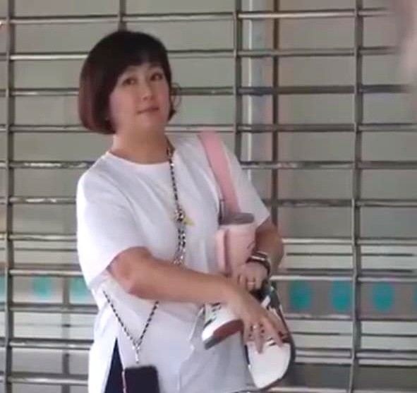 路人镜头里这个身材发福的胖大姐，居然是当年火遍全网的女团甜妹。44岁的Selina在街头被拍到，脸庞