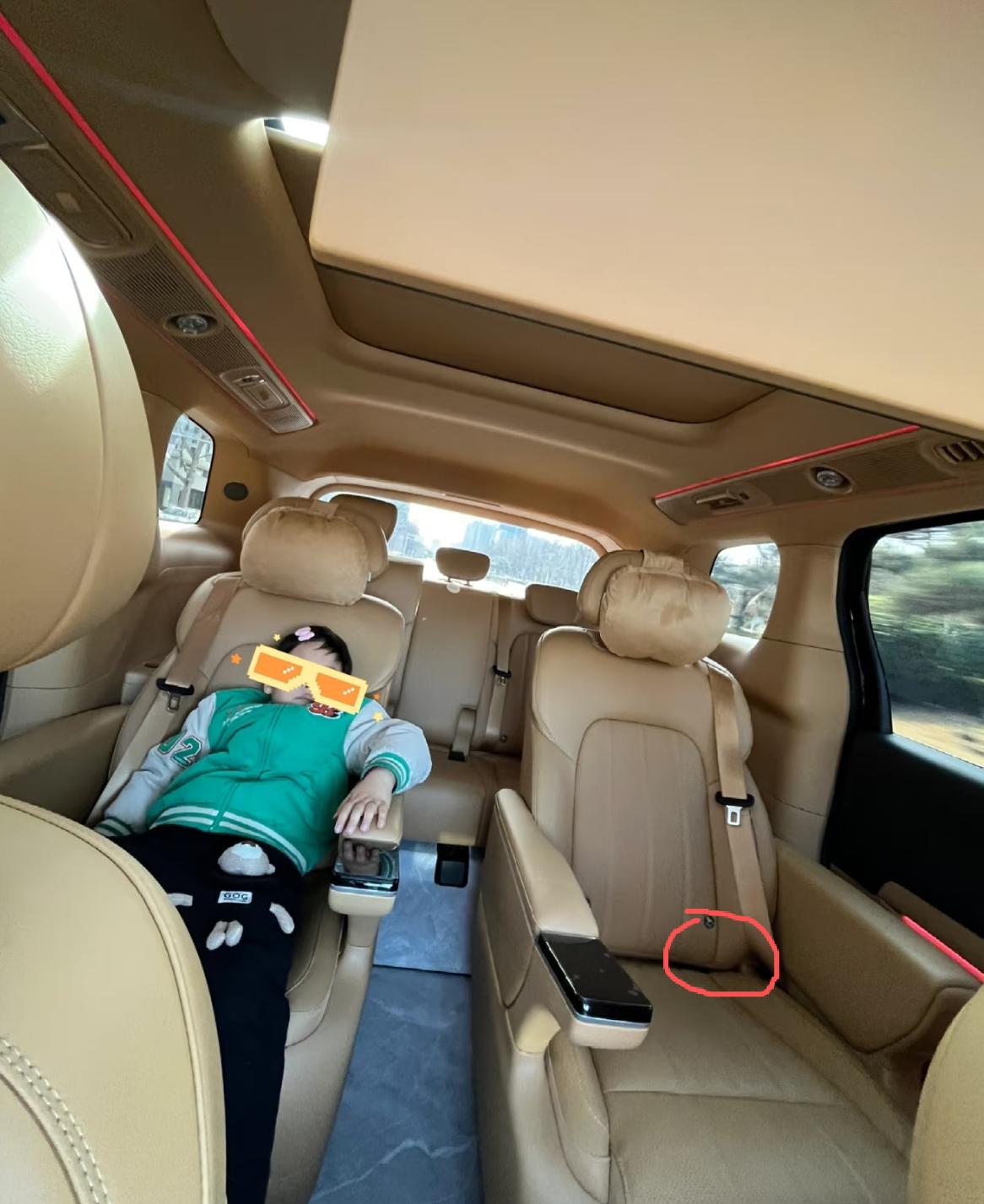 每次开速度上了60以后车里就有什么东西嘎吱嘎吱地响，怀疑过底盘、轮胎、传动轴，就