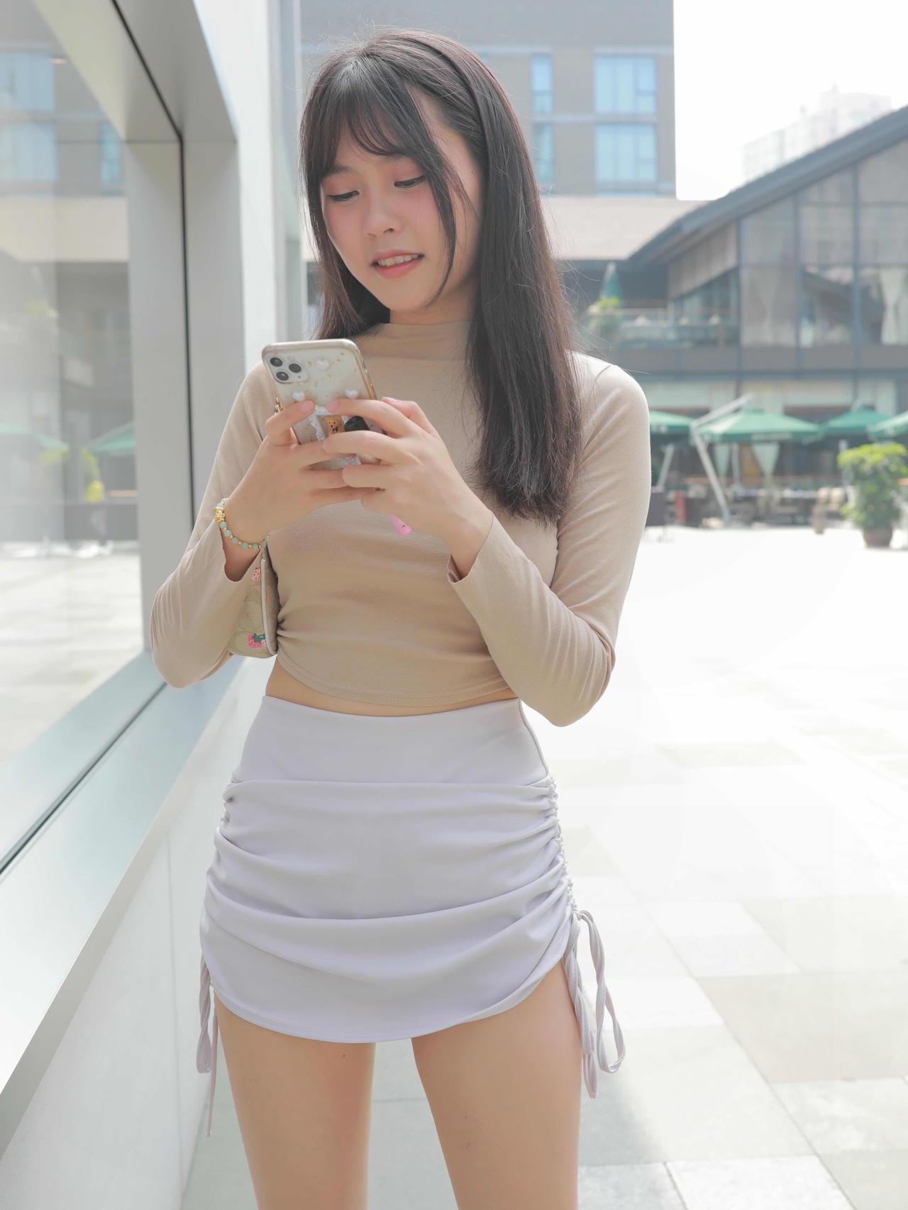 纯欲感被这套“奶茶系辣妹搭”焊死了！显腿长到犯规谁懂啊，这套“纯欲+辣妹”穿搭