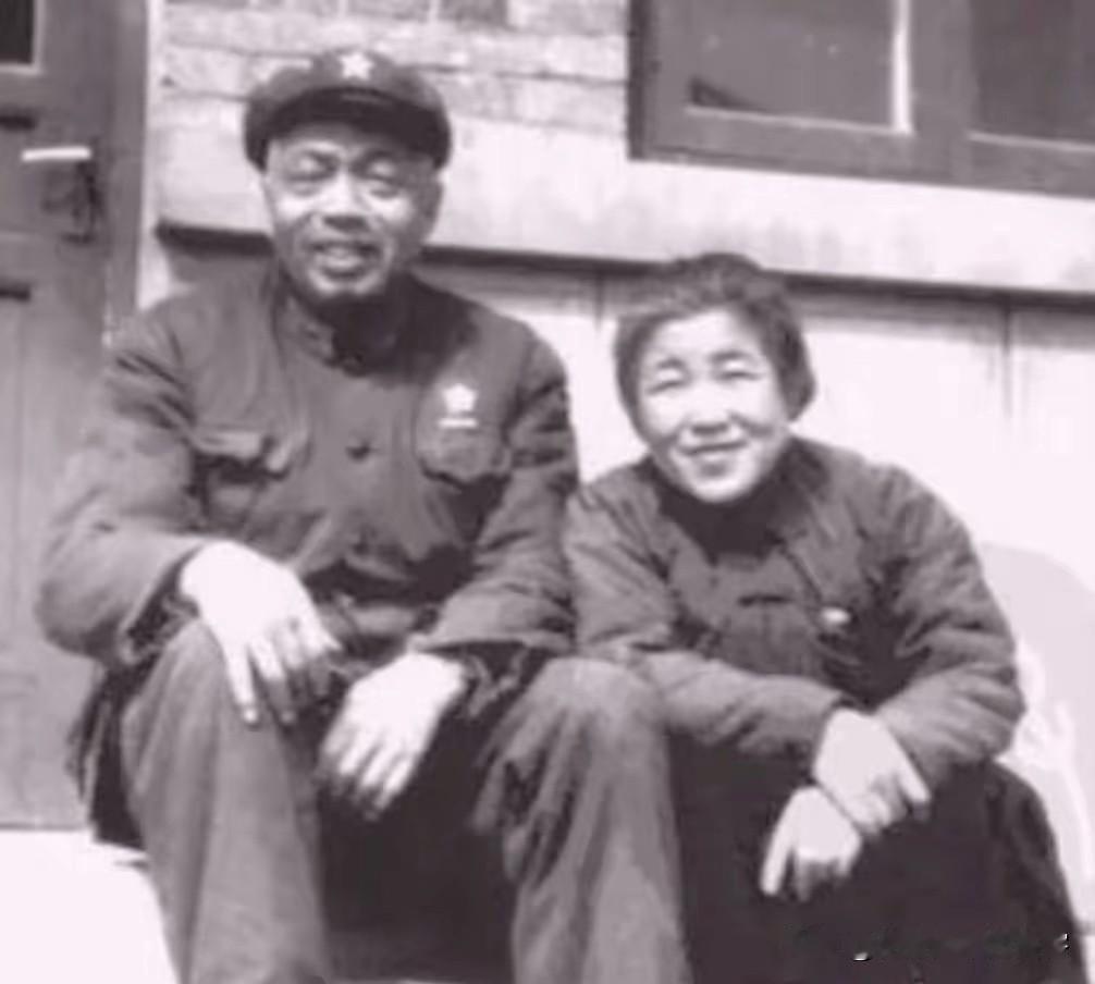 一次，彭老总赶去开会，刚进入会场，就听见有人喊他：“大头，大头。”彭老总回头一看